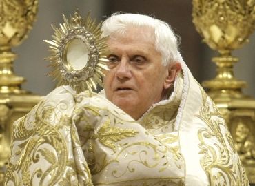 papa-benedicto-xvi-en-misa-previa-al-ano-nuevo-370x270