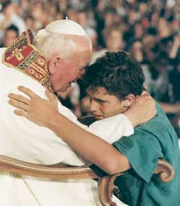 Joven abraza al Papa Joven abraza al Papa