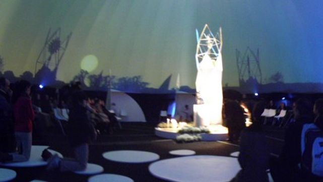 Interior de la carpa de Oraci�n